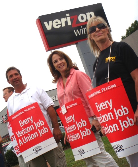Verizon Workers for web.jpg